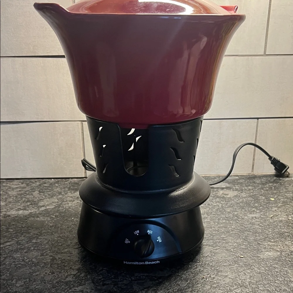 Ceramic Hamilton Beach Red Electric Fondue Set   Looks to be new without box.